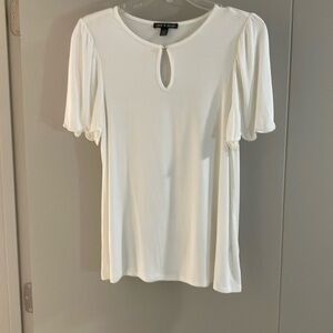 Cable and Gauge White Top Size S Short Sleeve With Scalloped Sleeve Hemline